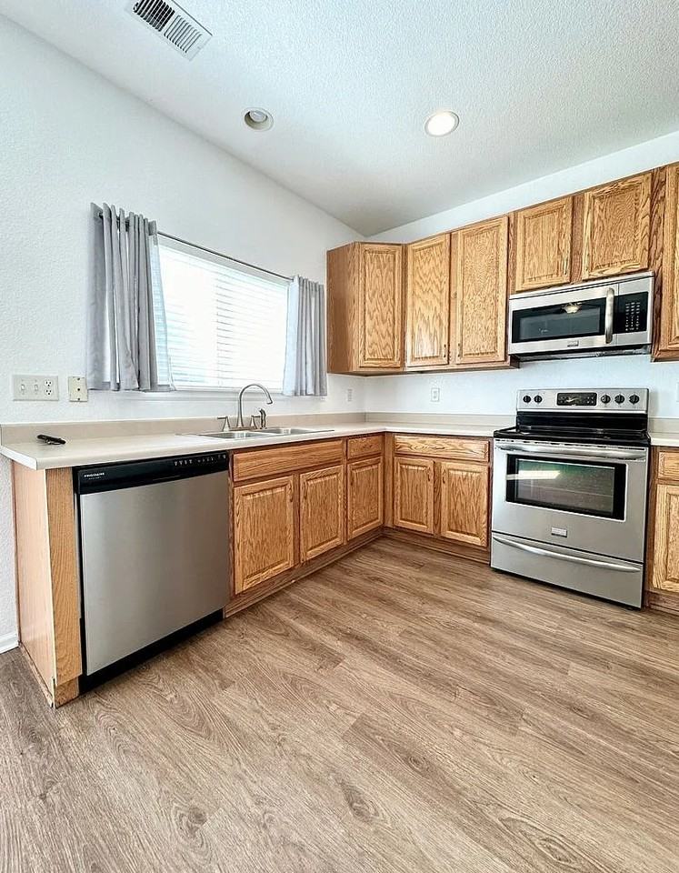 2434 E 127th Pl - Photo 4 of 10