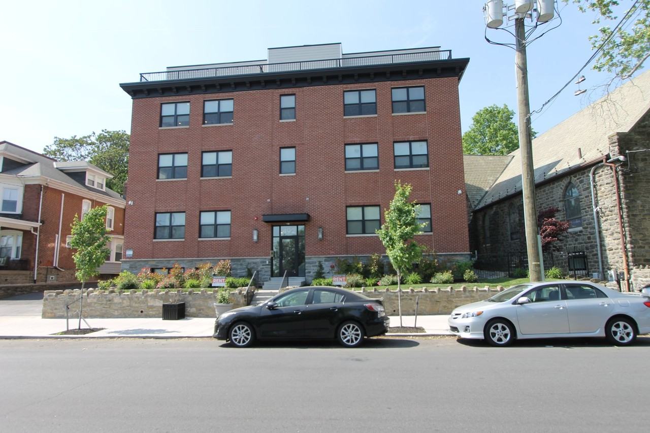 492 Roxborough - Photo 3 of 50