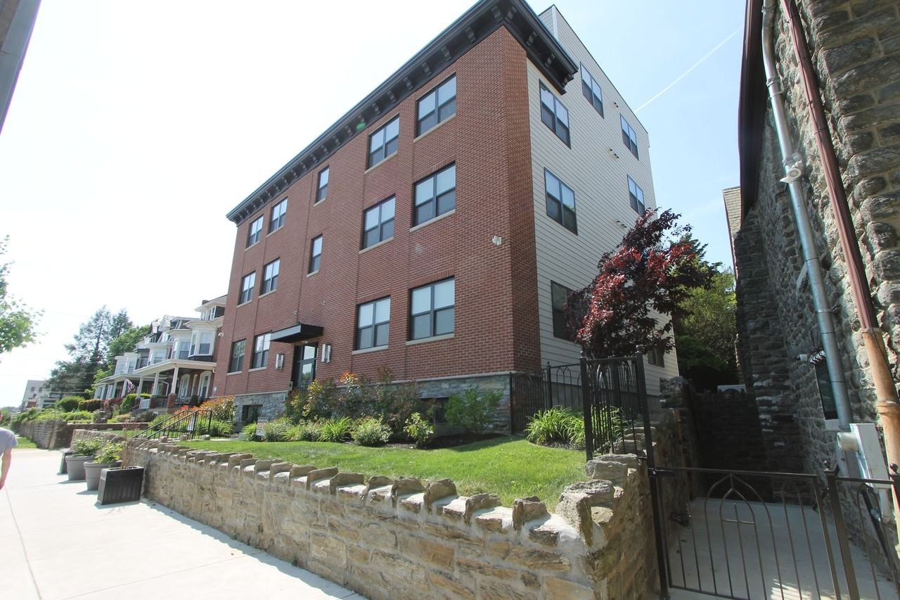 492 Roxborough - Photo 4 of 50