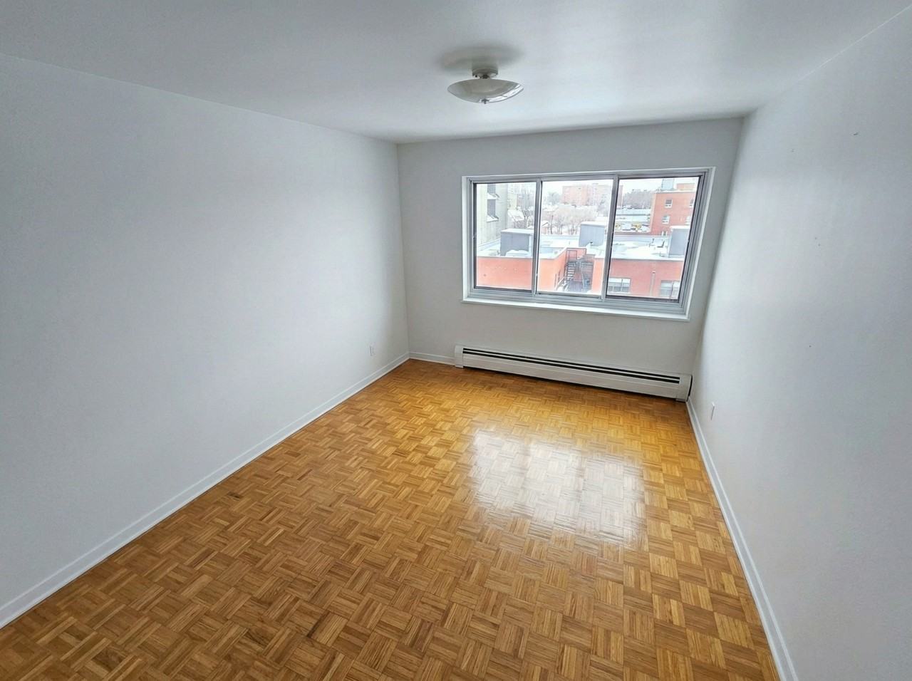 445 Boul St-Joseph O - Photo 3 of 17