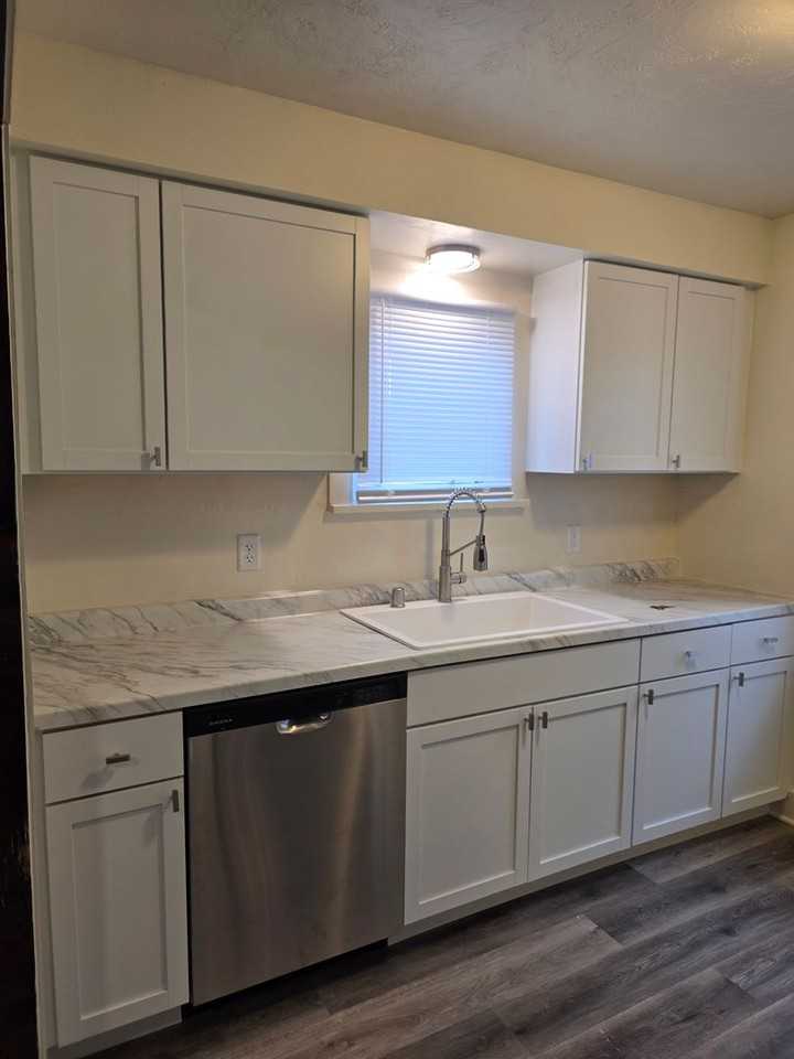 806 Waverly Pl - Photo 2 of 11