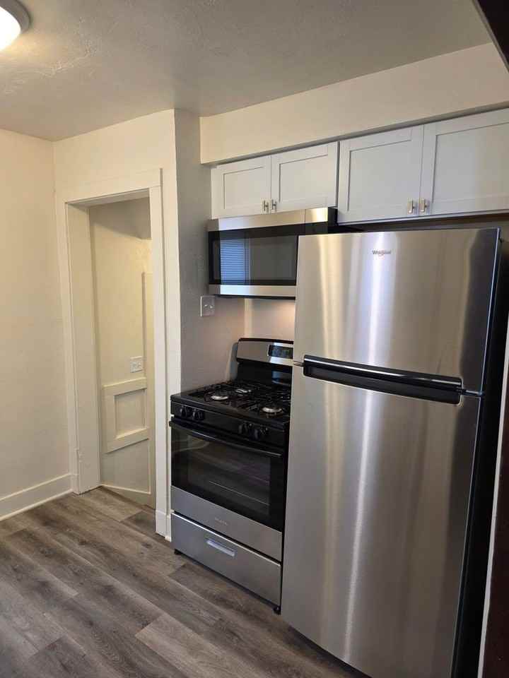 806 Waverly Pl - Photo 3 of 11