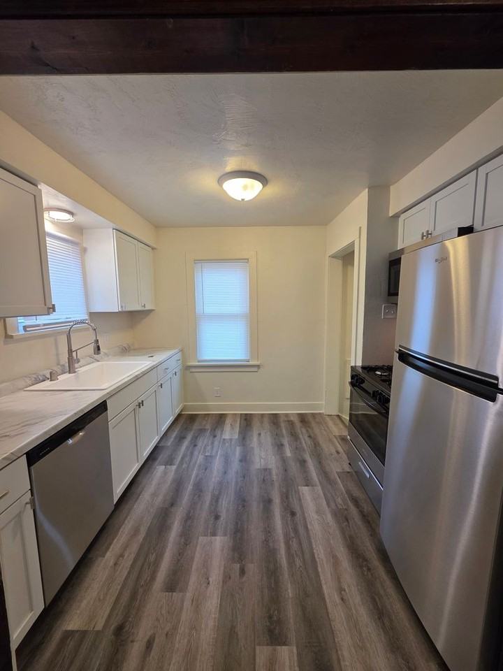 806 Waverly Pl - Photo 4 of 11