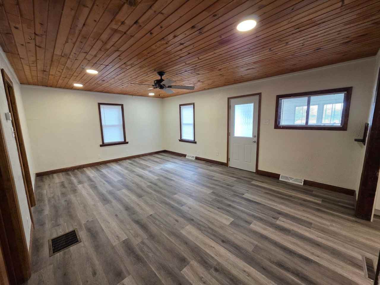 806 Waverly Pl - Photo 5 of 11