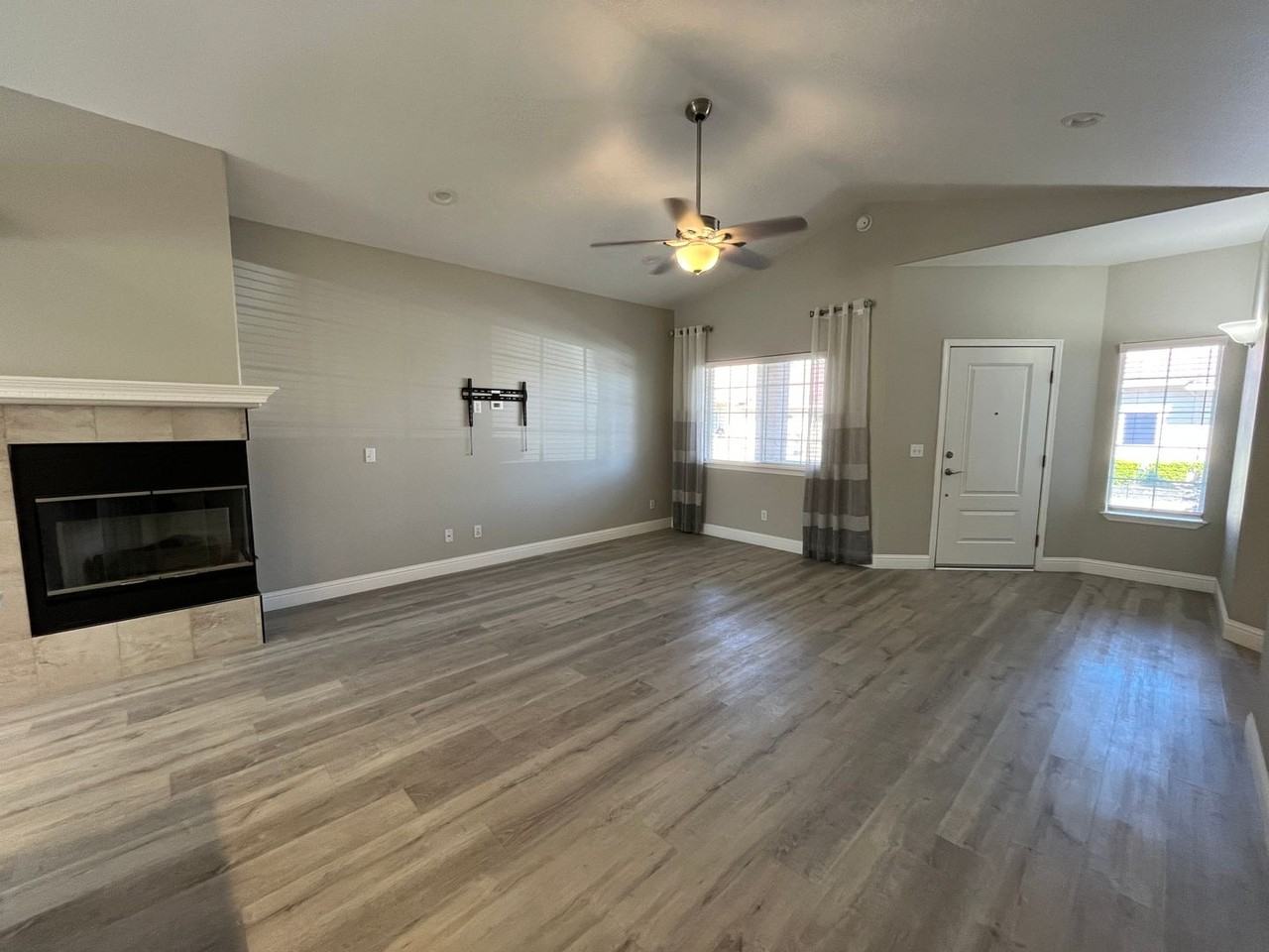 2421 Capitol Ct - Photo 2 of 12