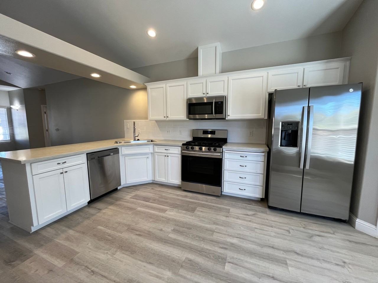 2421 Capitol Ct - Photo 3 of 12