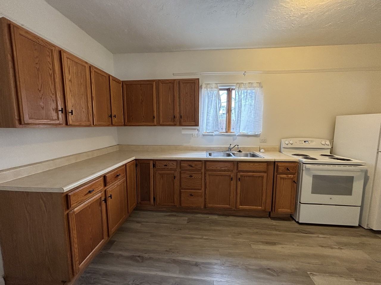 1628 Kenneth Ave - Photo 2 of 10