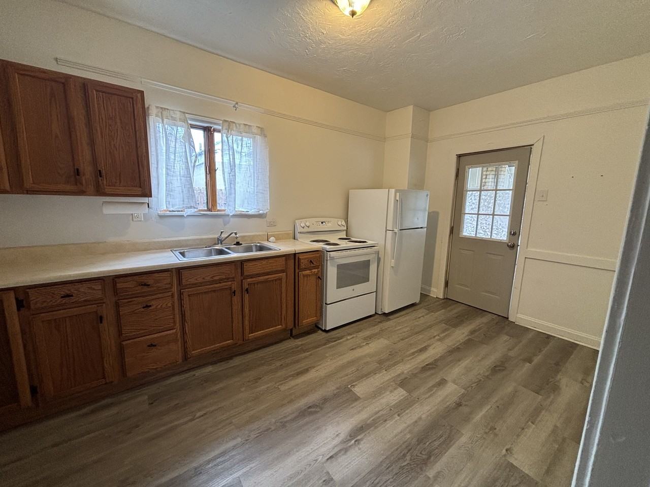 1628 Kenneth Ave - Photo 3 of 10