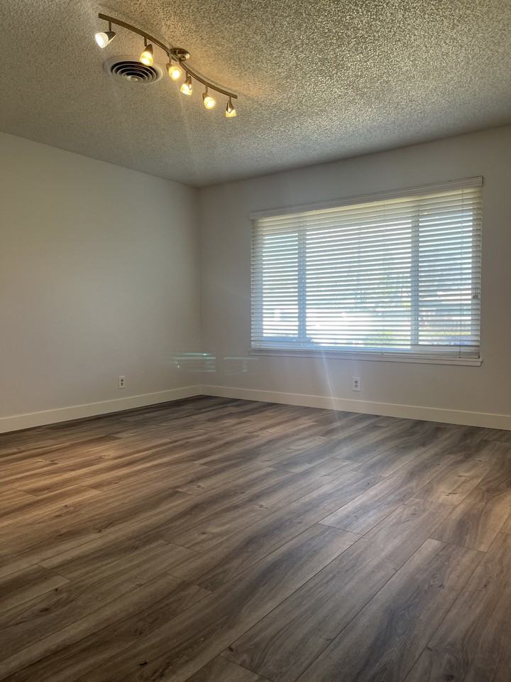 1094 Tara Ct #1 - Photo 4 of 16