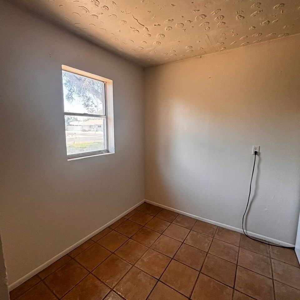 528 W Howe St - Photo 2 of 9