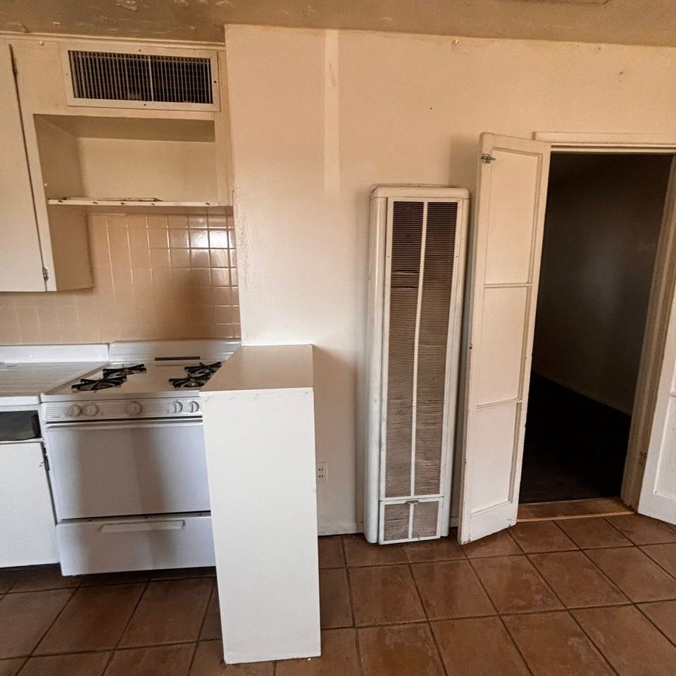 528 W Howe St - Photo 4 of 9