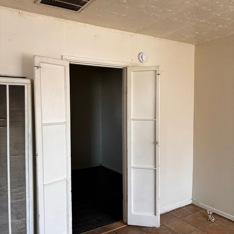 528 W Howe St - Photo 5 of 9