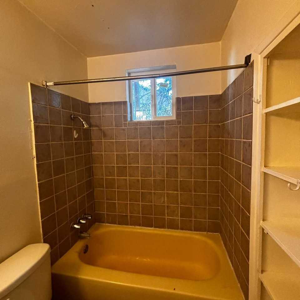 528 W Howe St - Photo 7 of 9