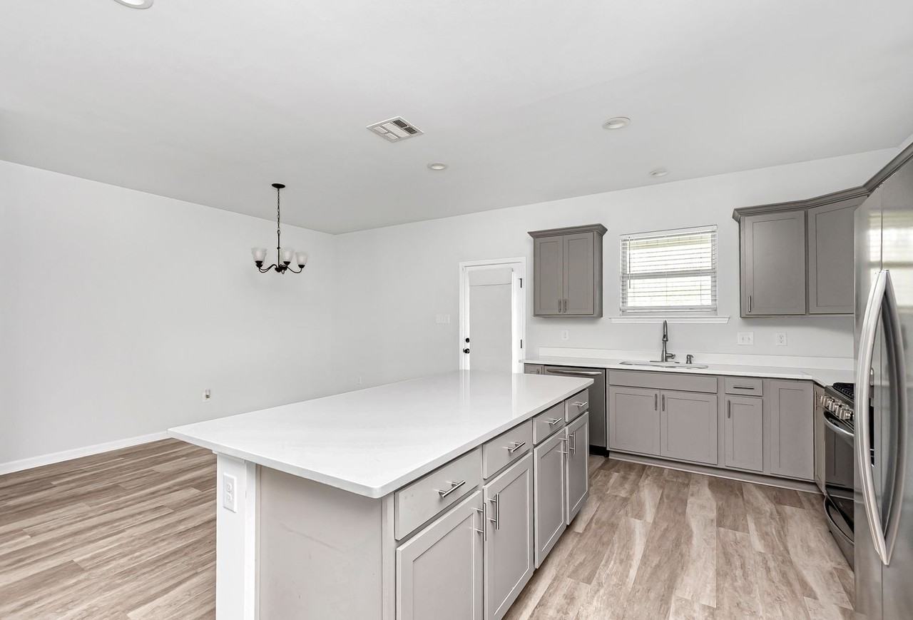 1138 Shadow Bluff Dr - Photo 3 of 14