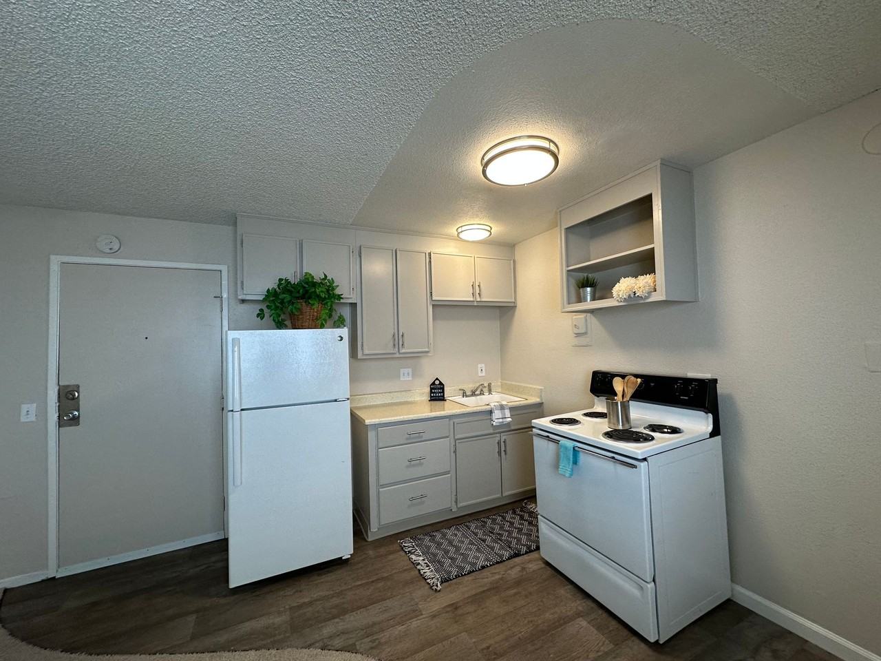 Absolute Must See, Great Price, Close to it All! - Photo 4 of 7