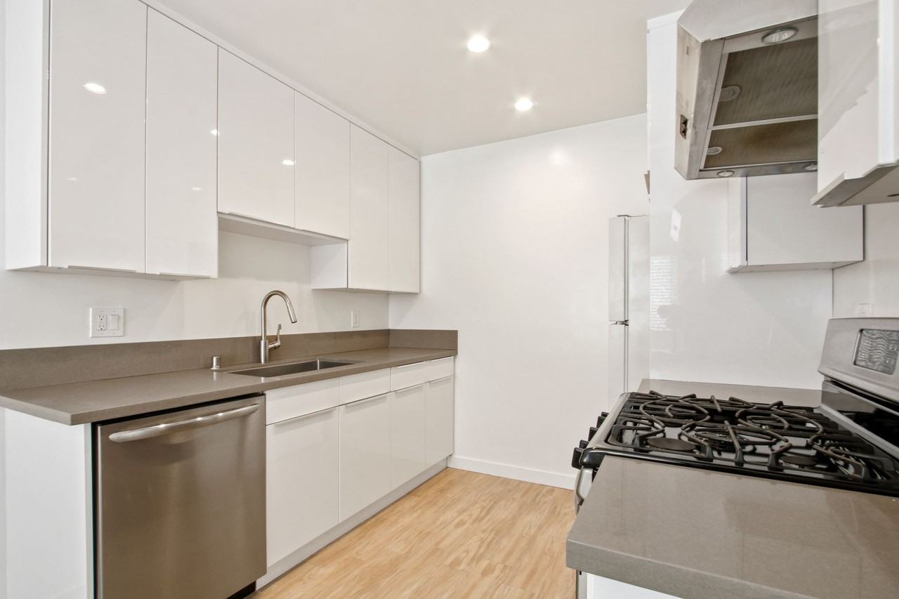 1043 5th St - Photo 2 of 26