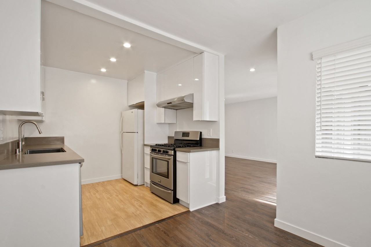 1043 5th St - Photo 3 of 26