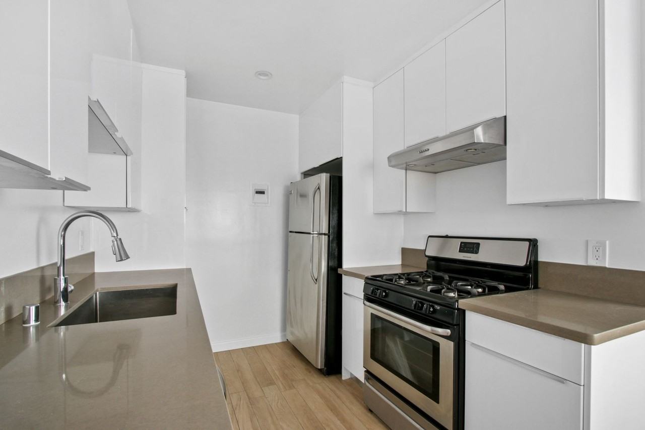 1043 5th St - Photo 4 of 26