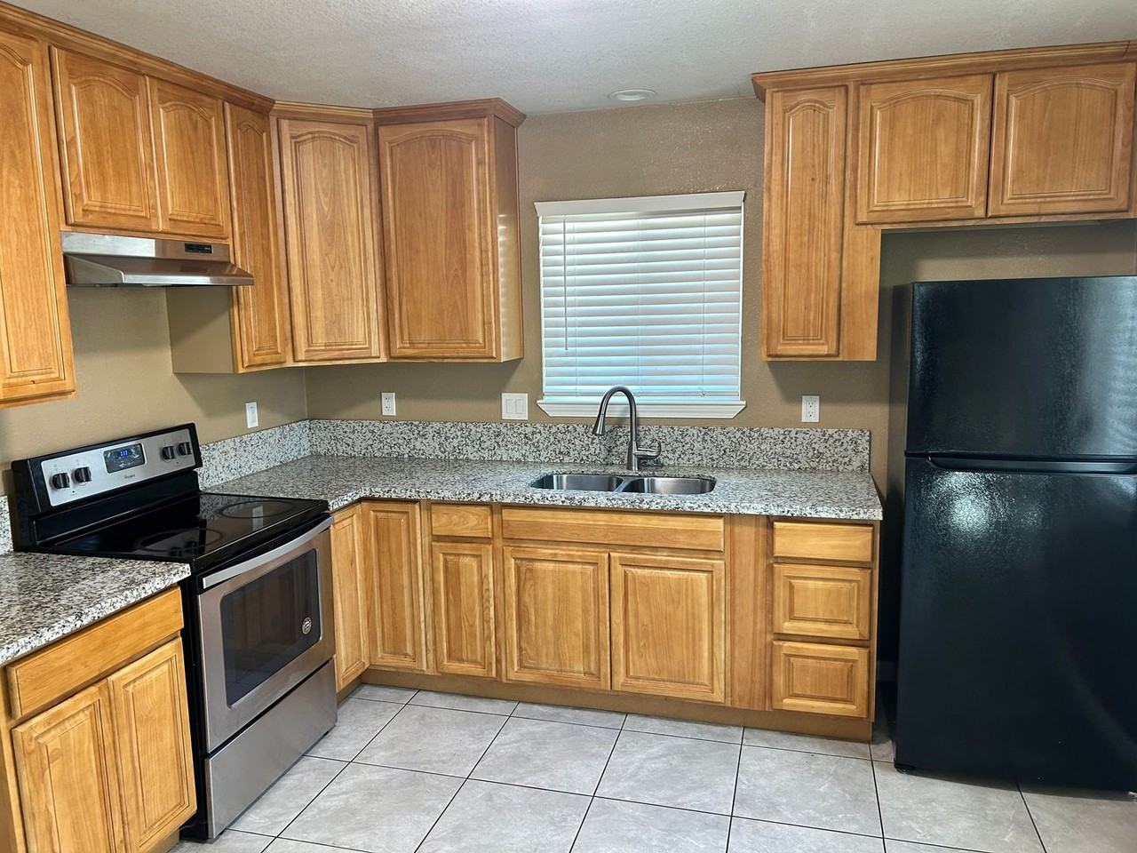 1592 Oxford Way - Photo 6 of 13