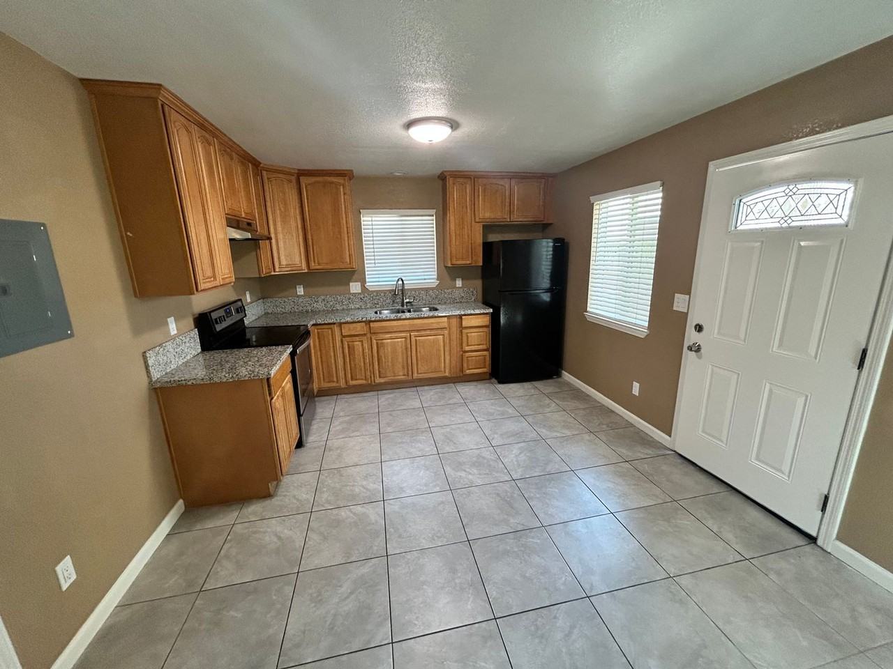 1592 Oxford Way - Photo 7 of 13