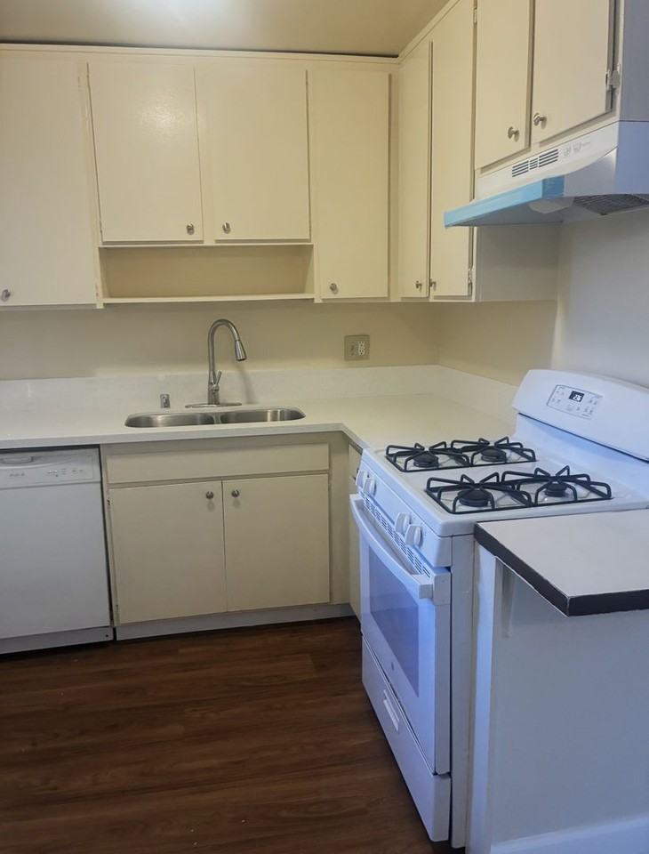 518 E. CYPRESS - Photo 3 of 11