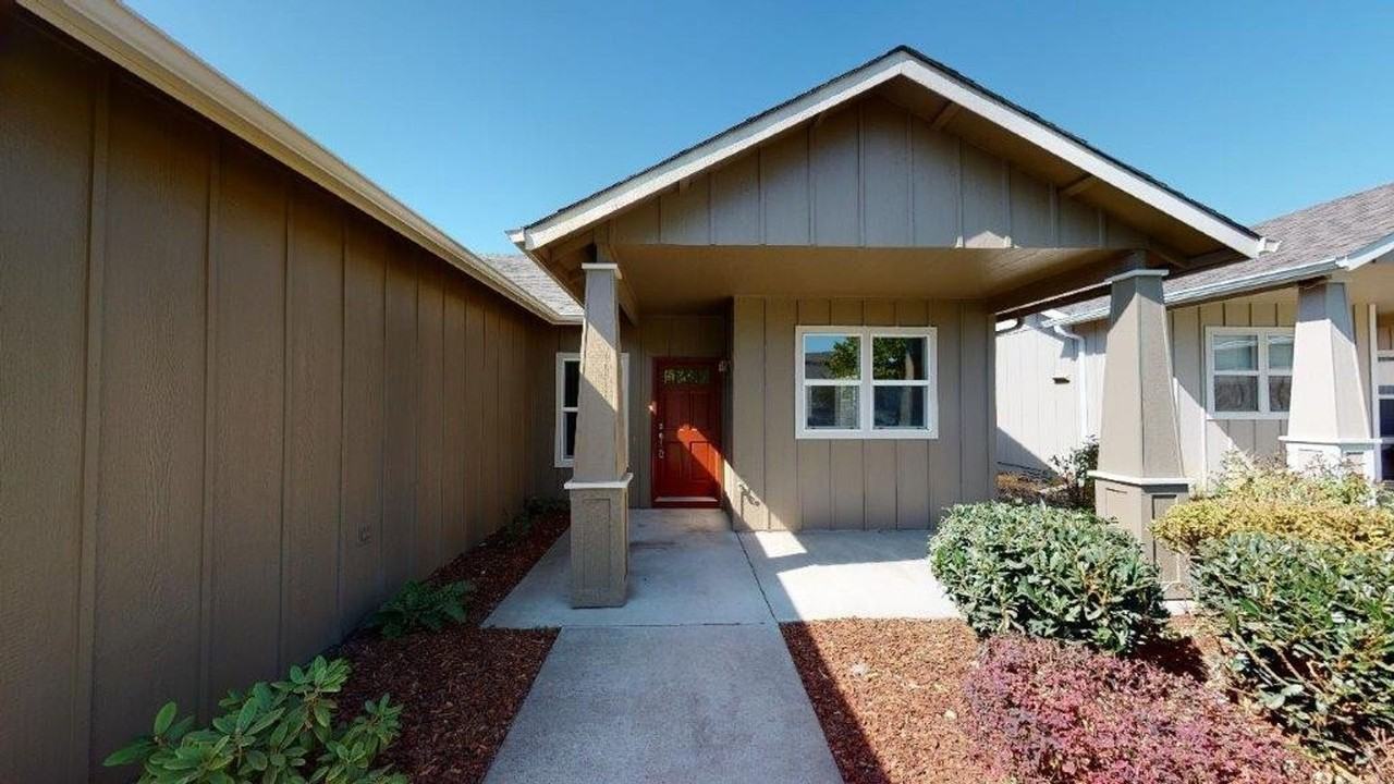 1372 Se Newgate Dr - Photo 2 of 20