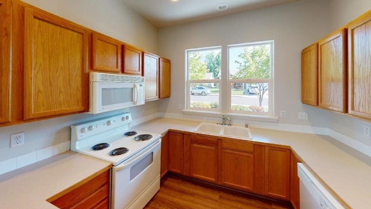 1372 Se Newgate Dr - Photo 4 of 20