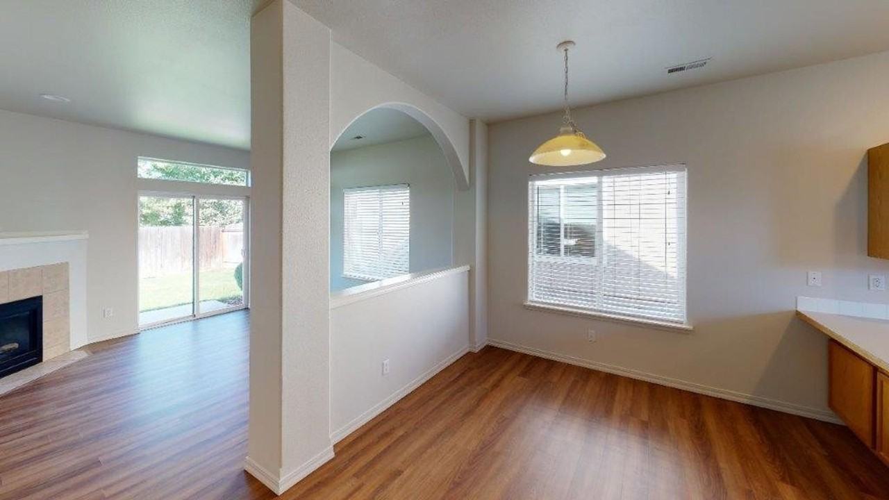 1372 Se Newgate Dr - Photo 5 of 20