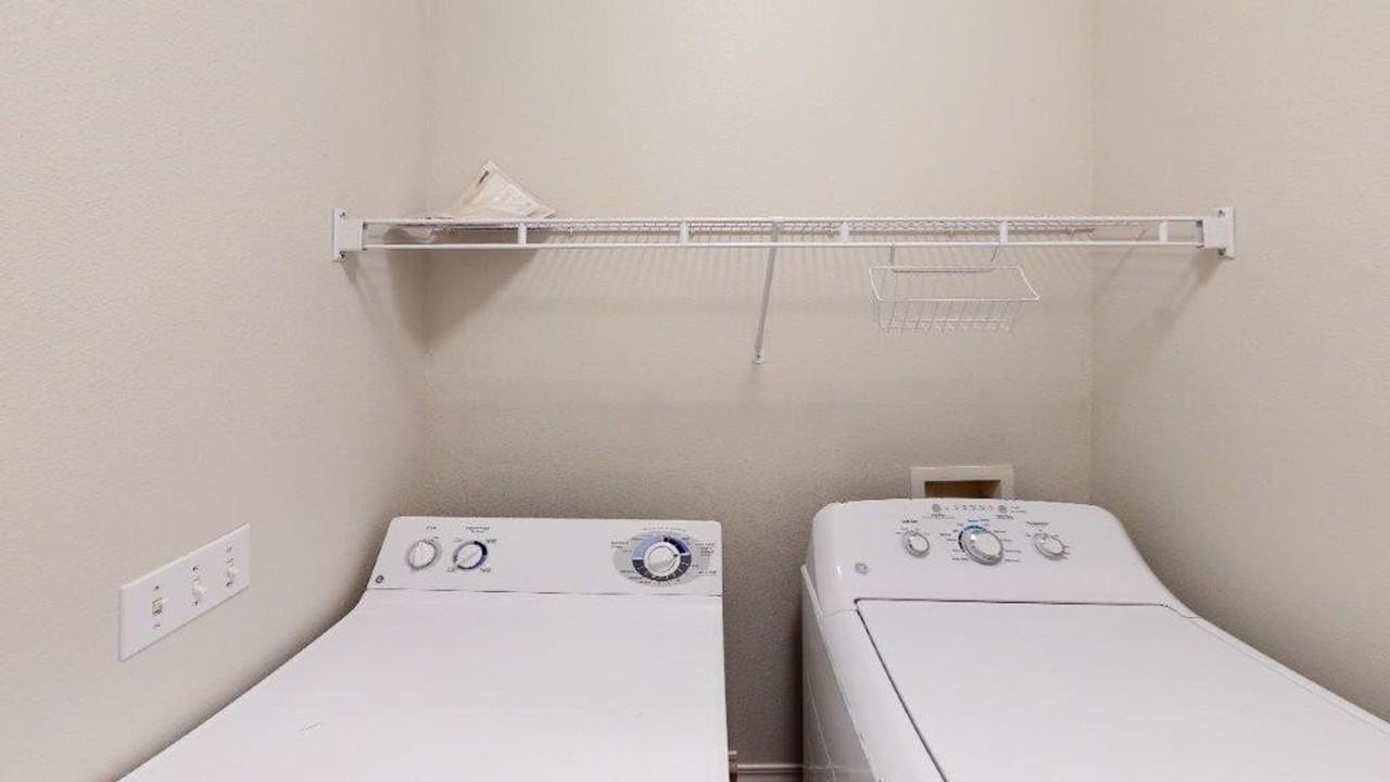 1372 Se Newgate Dr - Photo 7 of 20