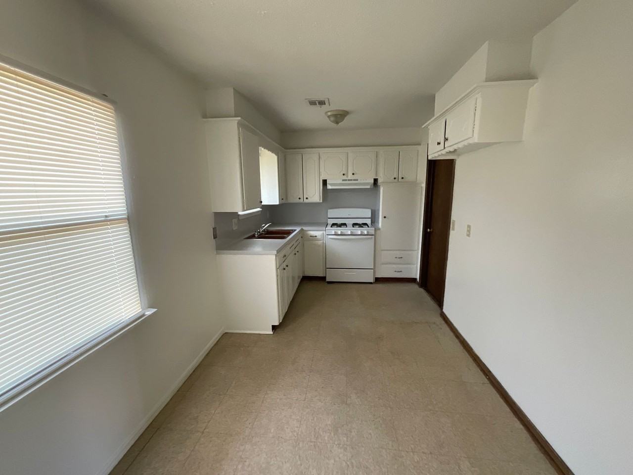 3220 Neighbors Ln - Photo 3 of 10