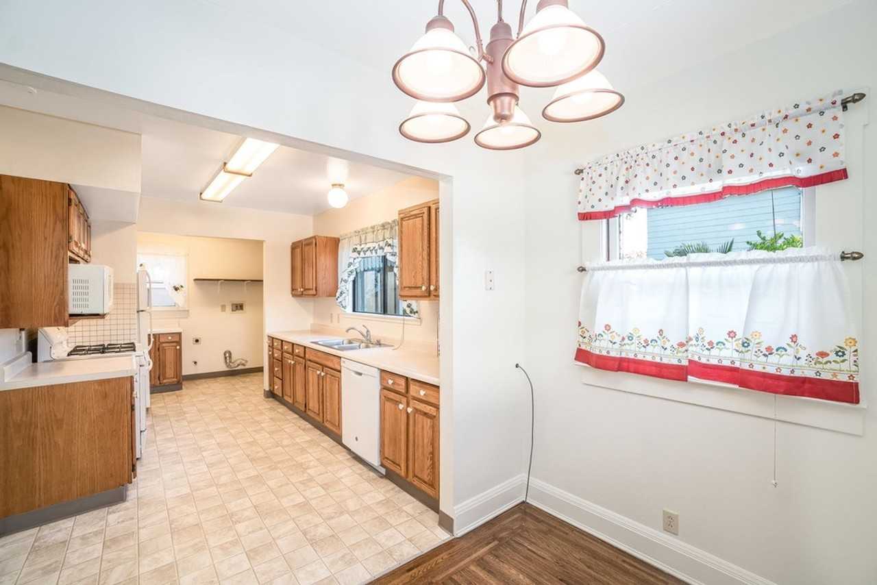 1537 Court St - Photo 7 of 13