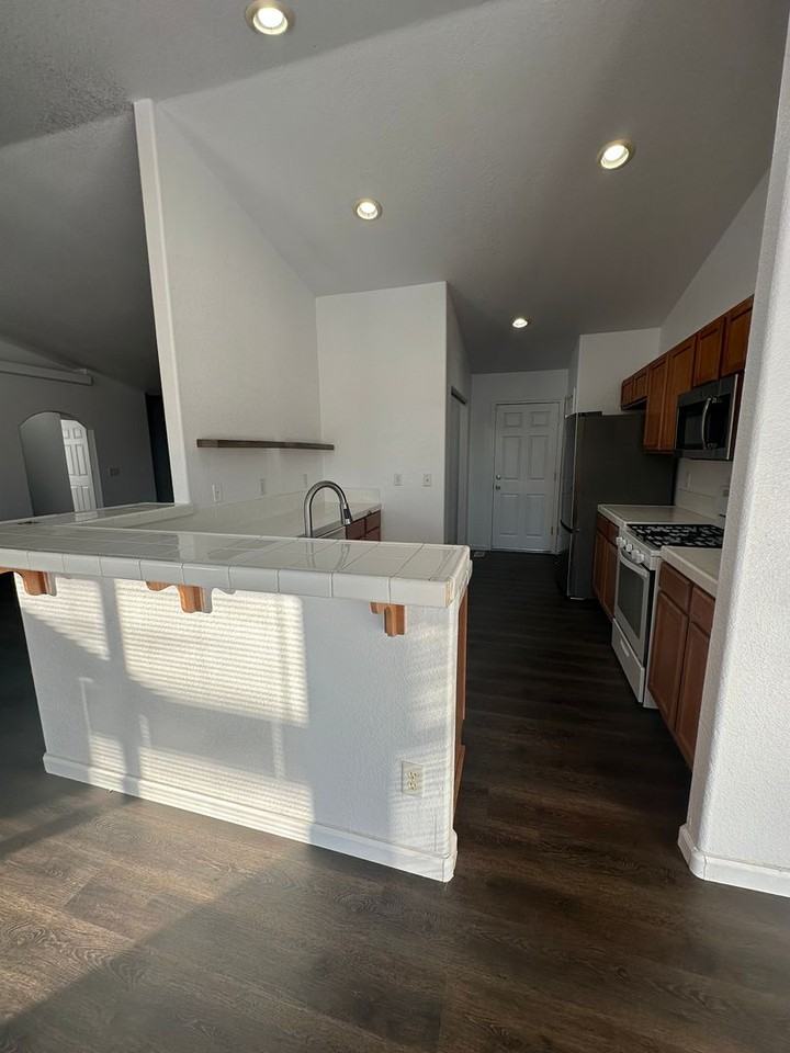 904 Julia Ln - Photo 3 of 9