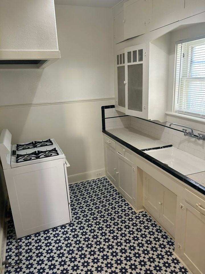 1037 W Magnolia Ave - Photo 6 of 9