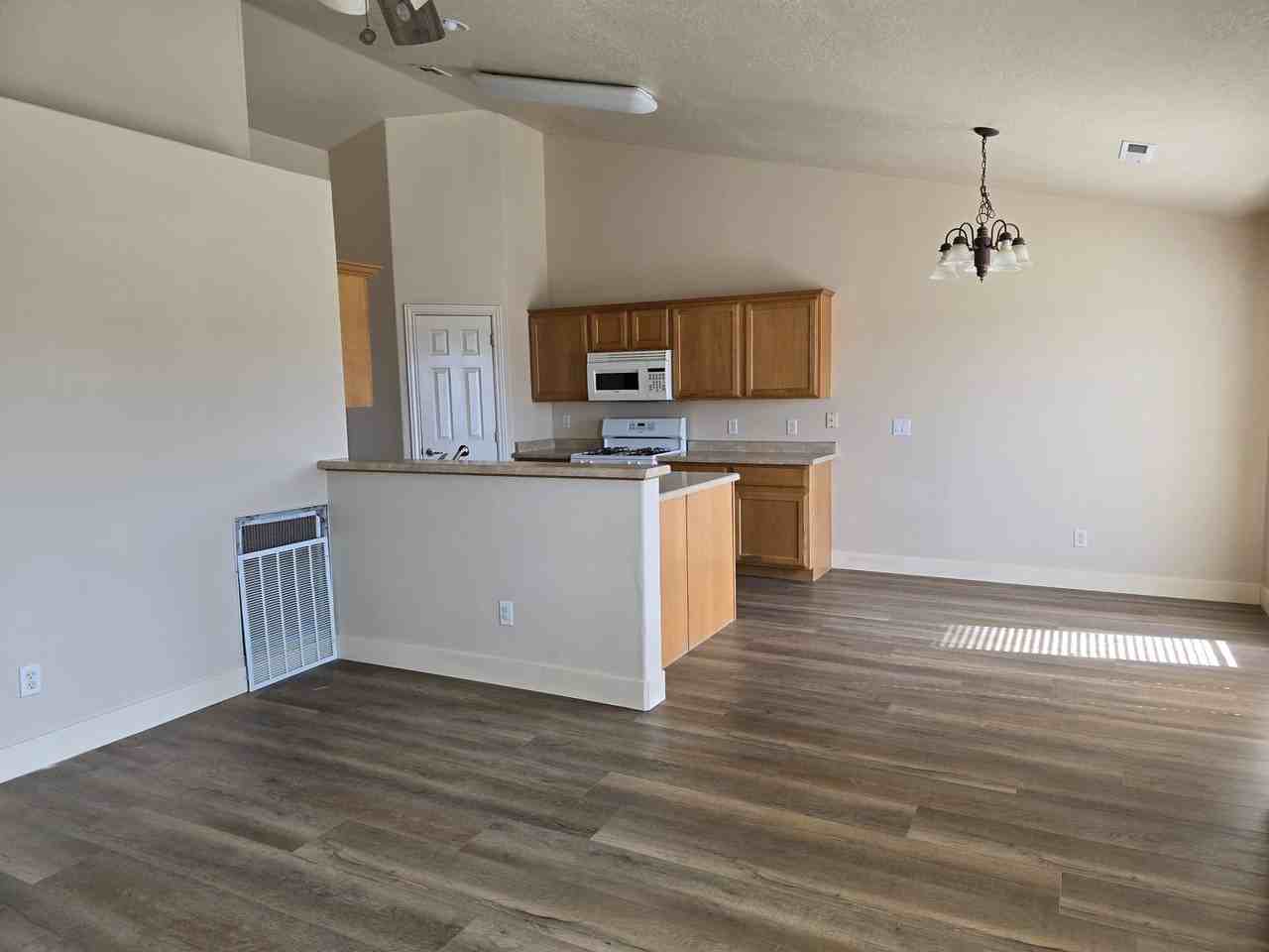 1524 Southern View Dr - Photo 4 of 15