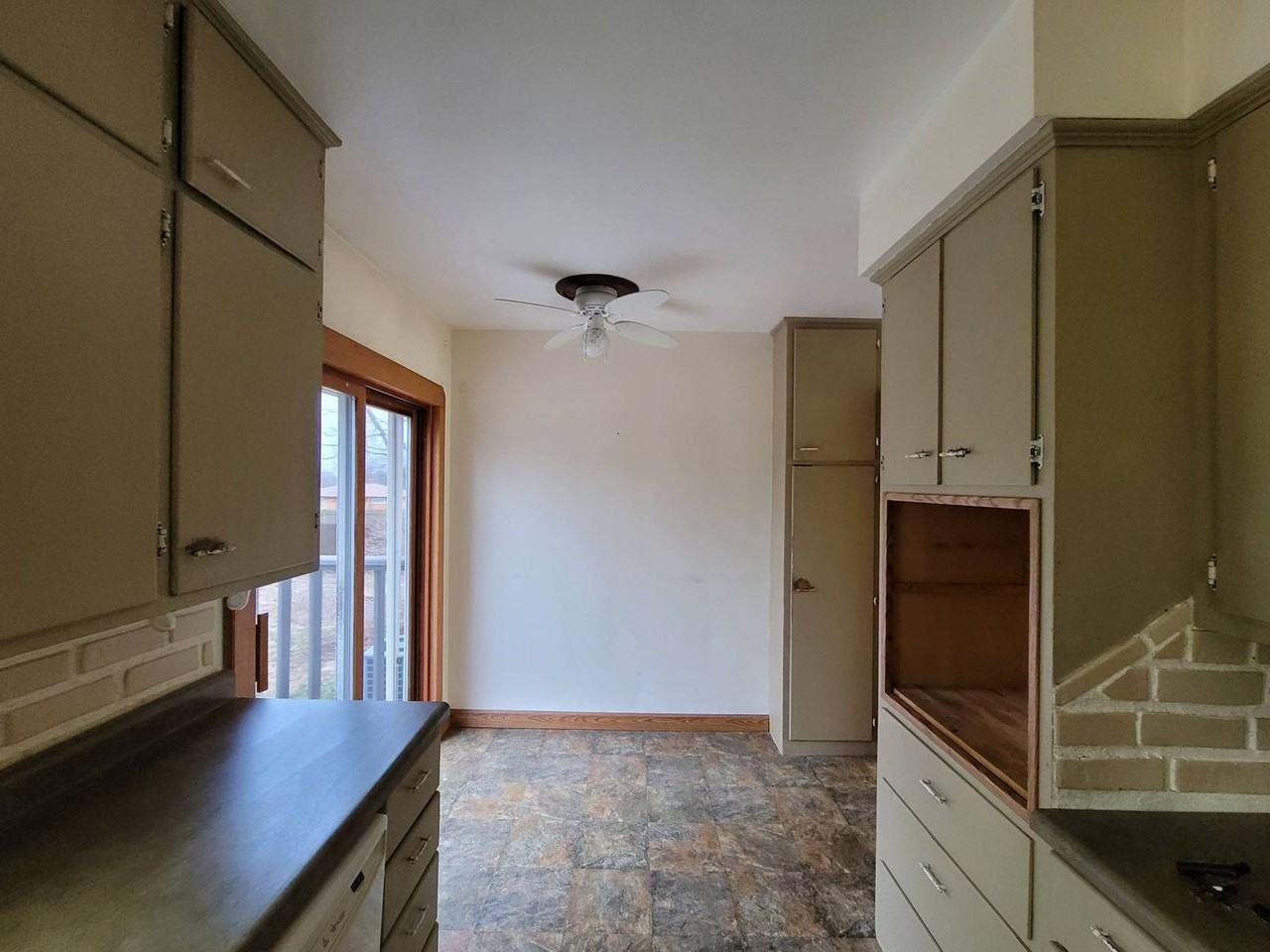 605 Clark Ave - Photo 2 of 26