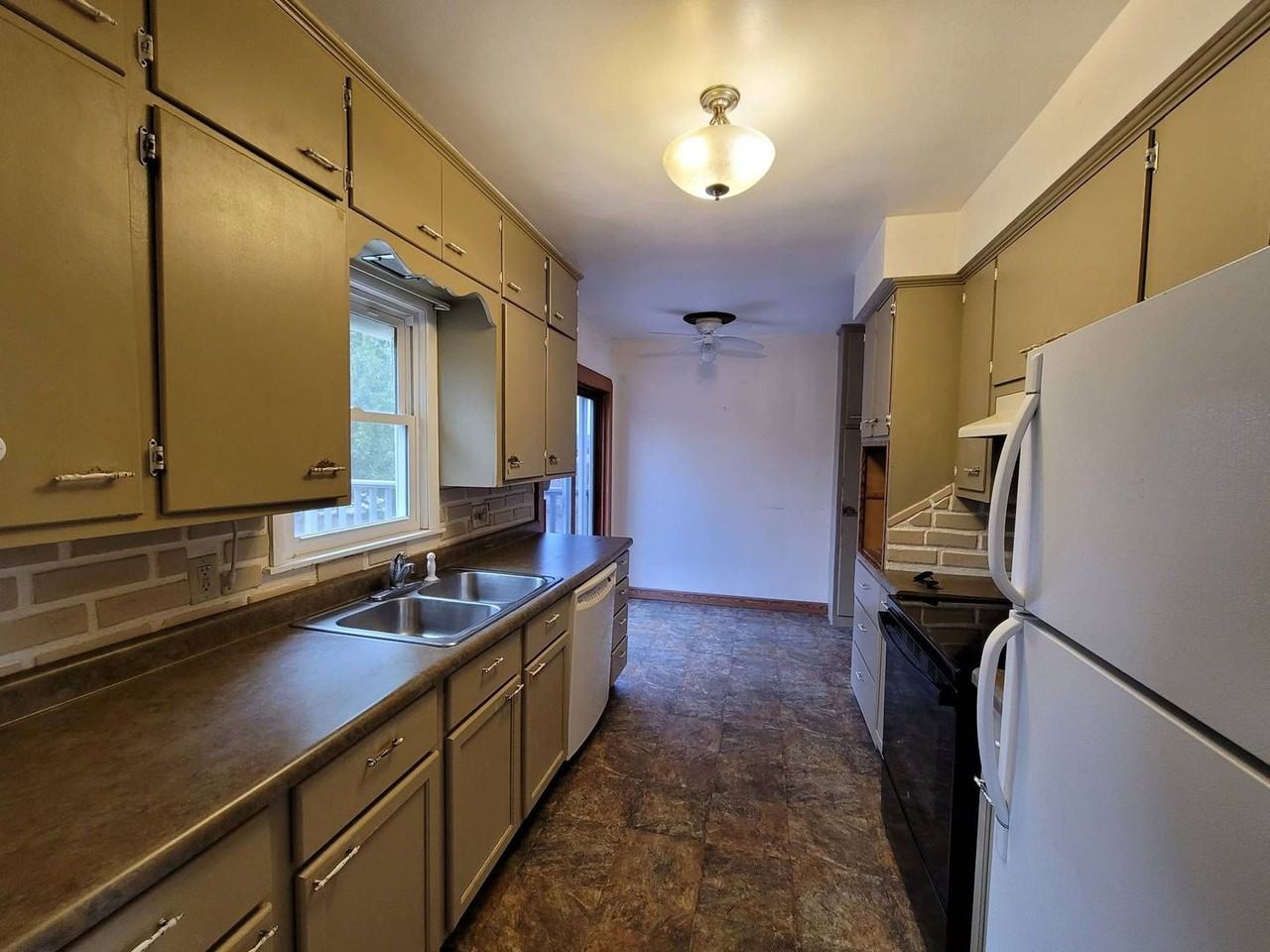 605 Clark Ave - Photo 3 of 26