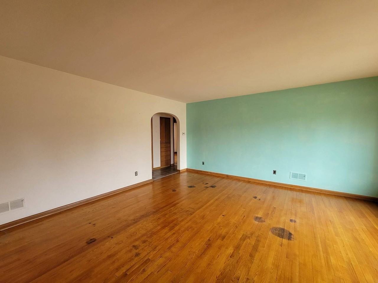 605 Clark Ave - Photo 6 of 26