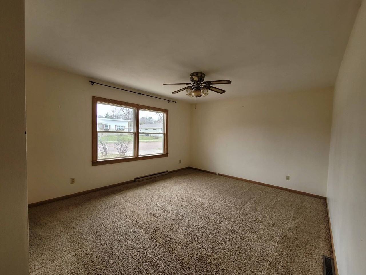 605 Clark Ave - Photo 7 of 26