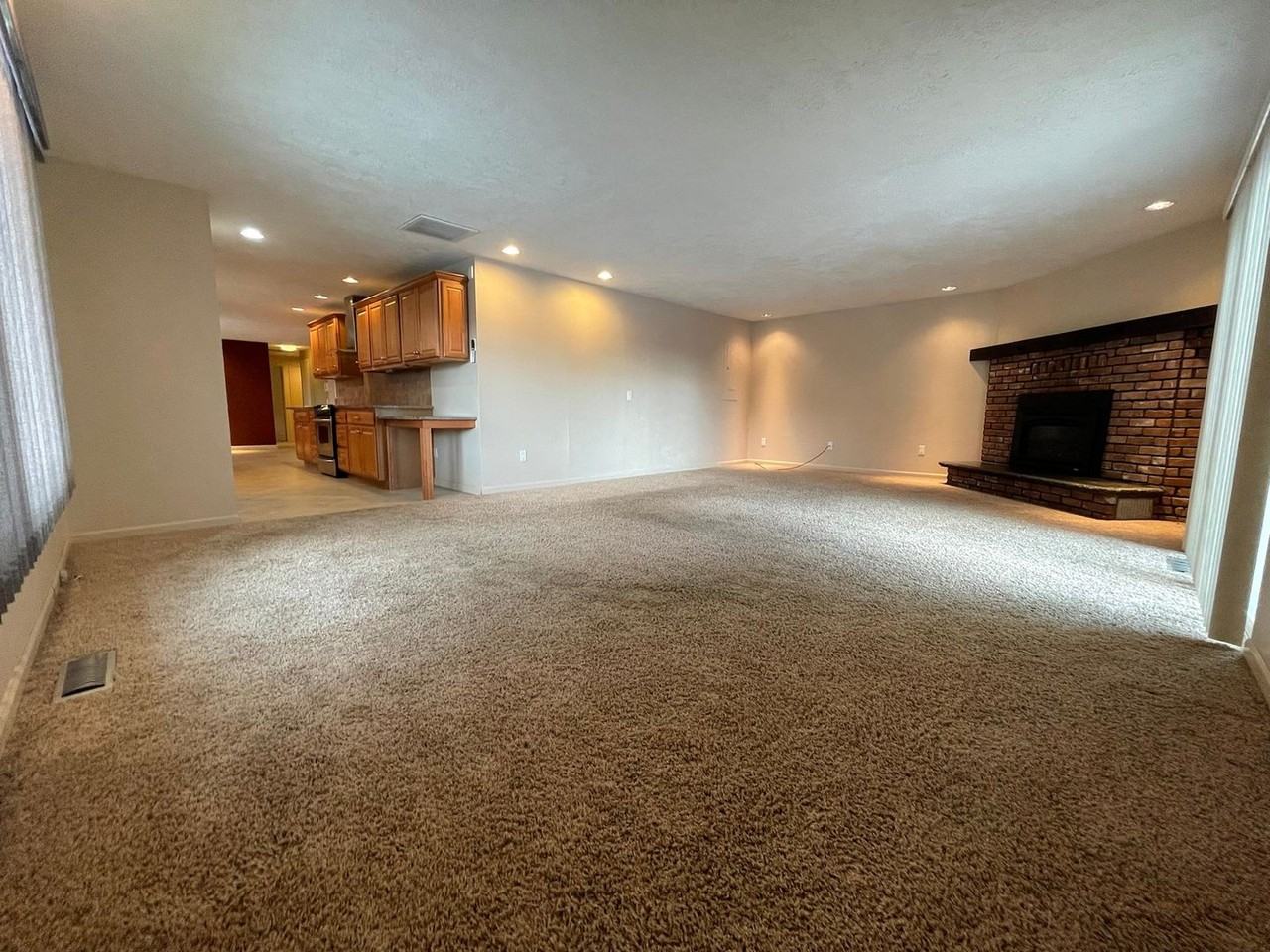 212 Ne Hood St - Photo 2 of 12