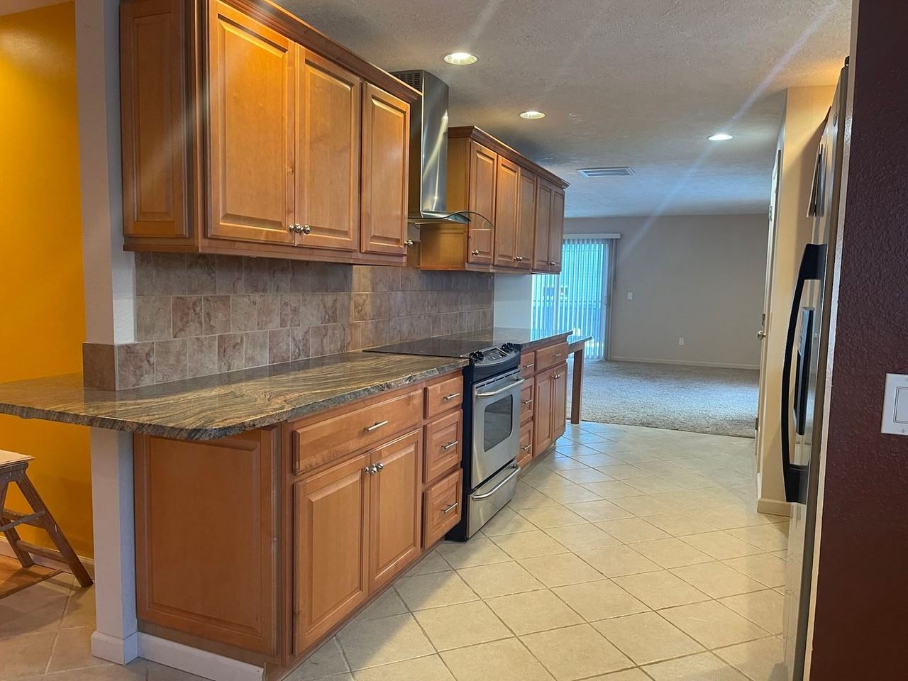 212 Ne Hood St - Photo 4 of 12