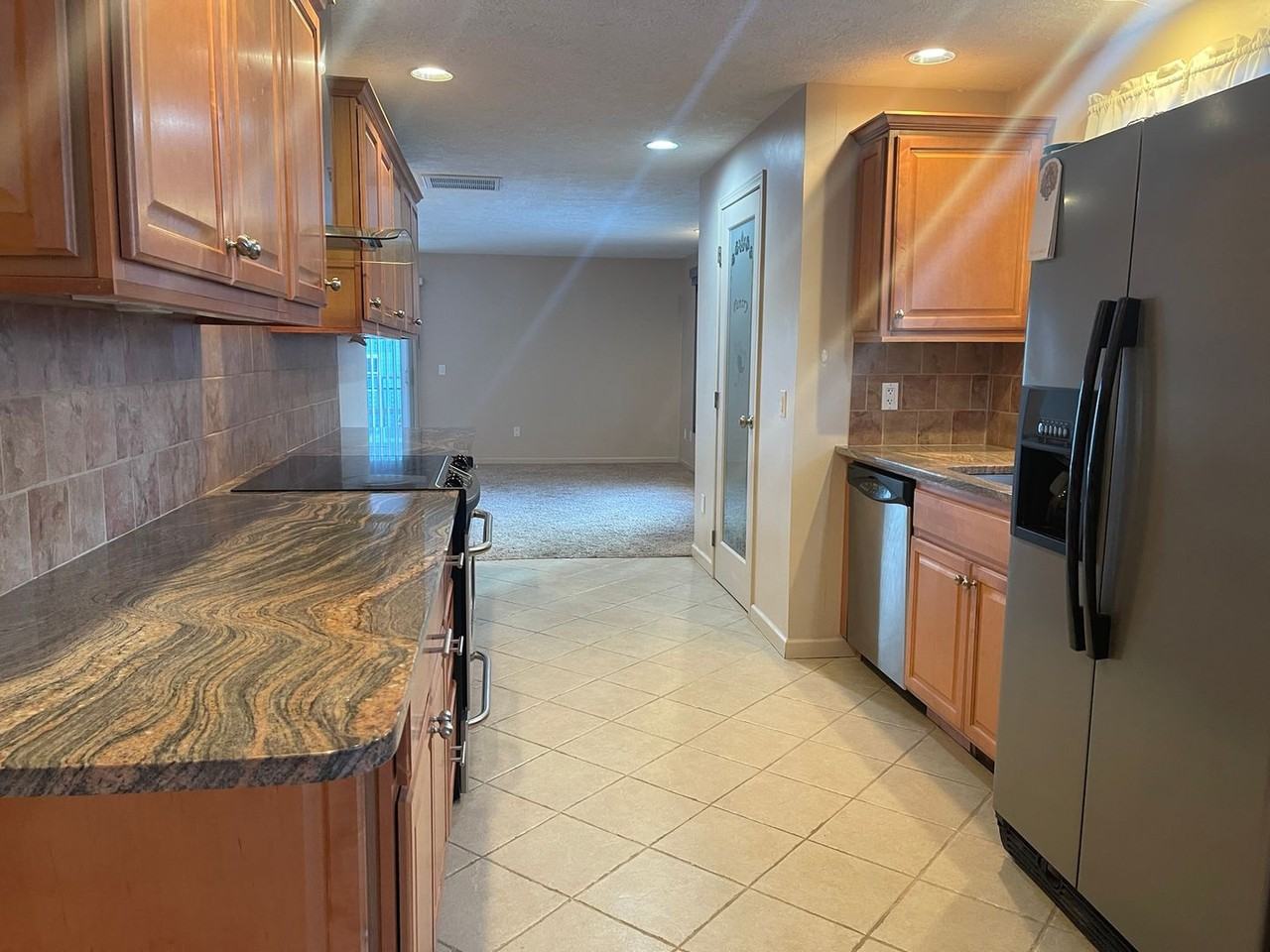 212 Ne Hood St - Photo 5 of 12