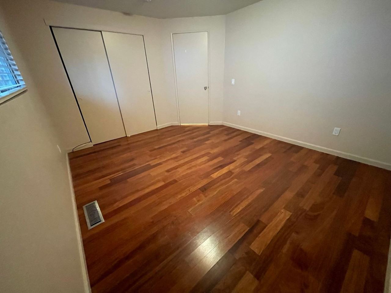 212 Ne Hood St - Photo 6 of 12