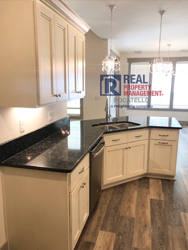 1532 Eastpointe Dr - Photo 3 of 31