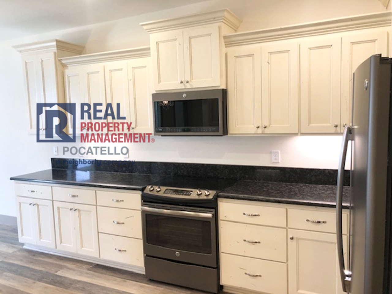 1532 Eastpointe Dr - Photo 4 of 31