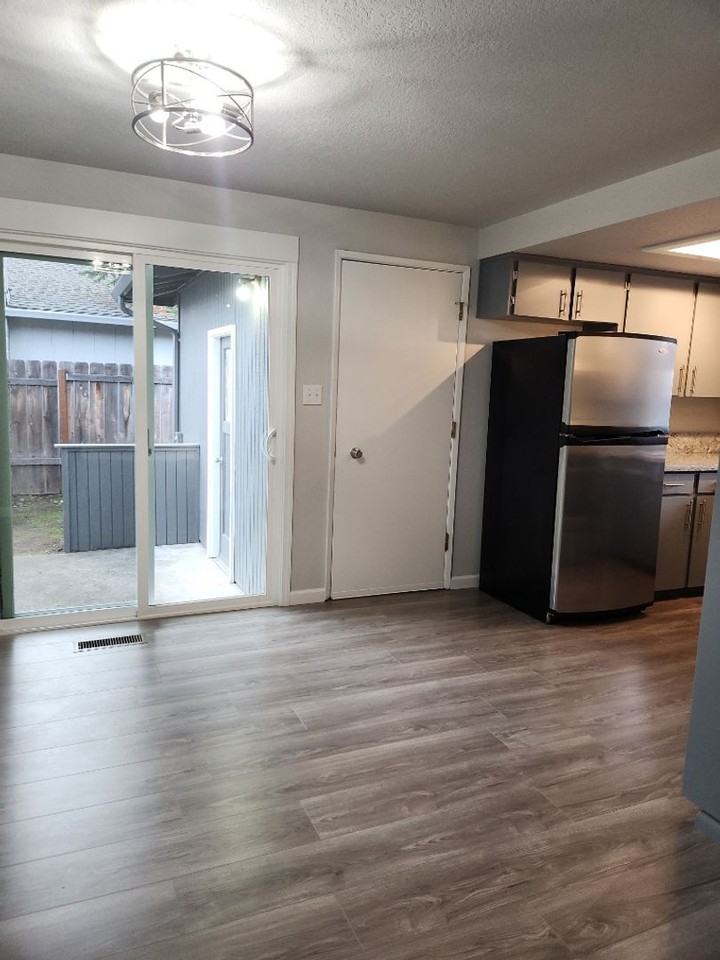 1331 Flower St - Photo 4 of 16