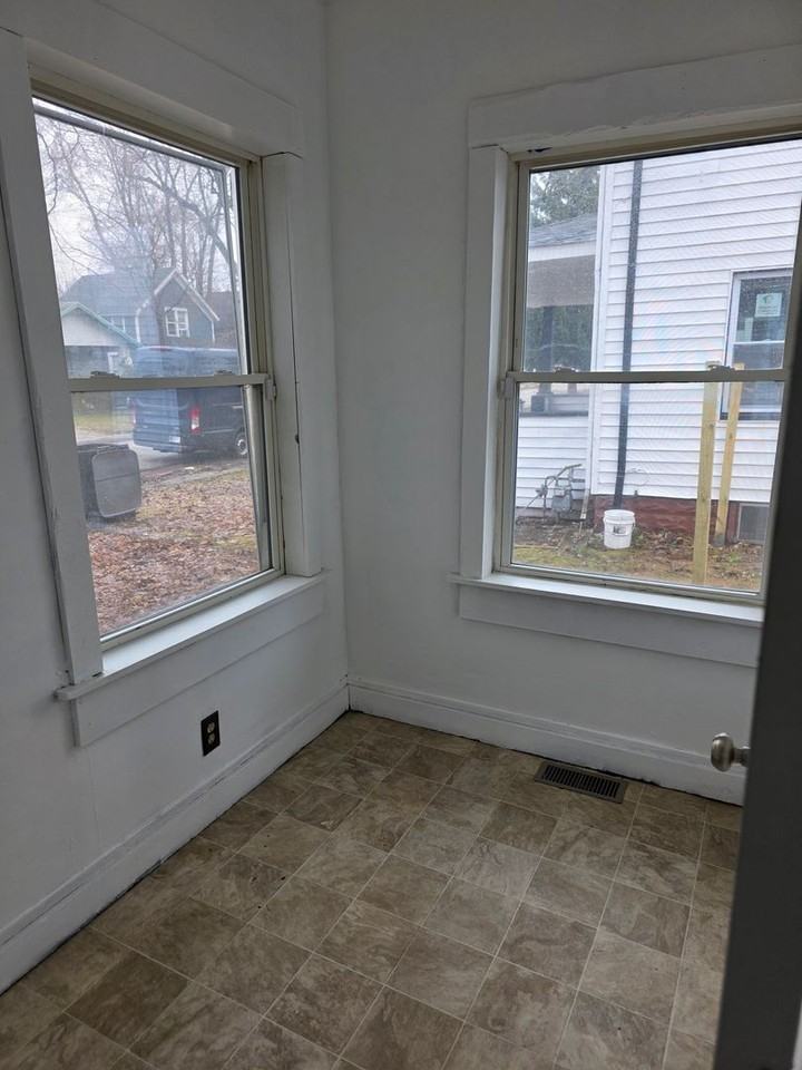 1210 Cedar St - Photo 3 of 8