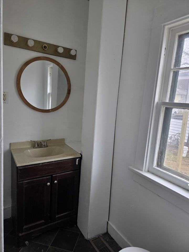 1210 Cedar St - Photo 6 of 8