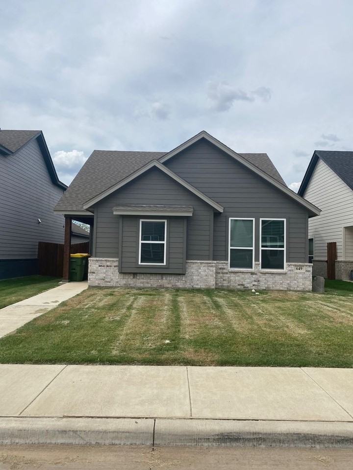 649 The Cottages Dr - Photo 2 of 16