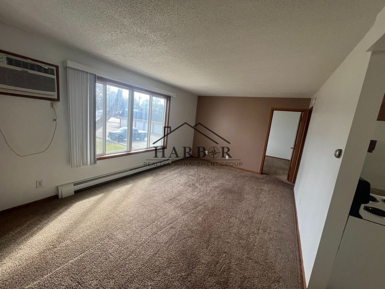 110 2nd Ave Ne - Photo 4 of 8