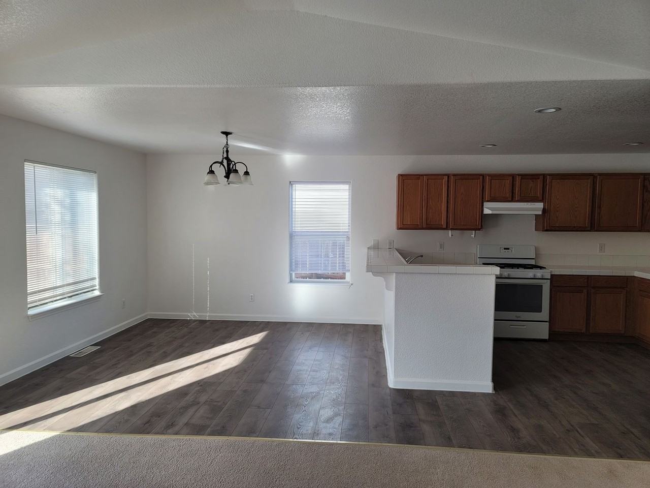 981 Julia Ln - Photo 5 of 31